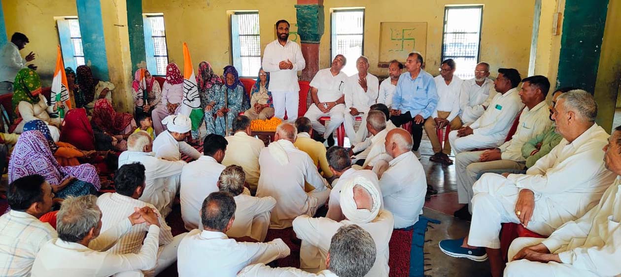बैठक को संबोधित करते जिला अध्यक्ष बृजलाल बहबलपुरिया।