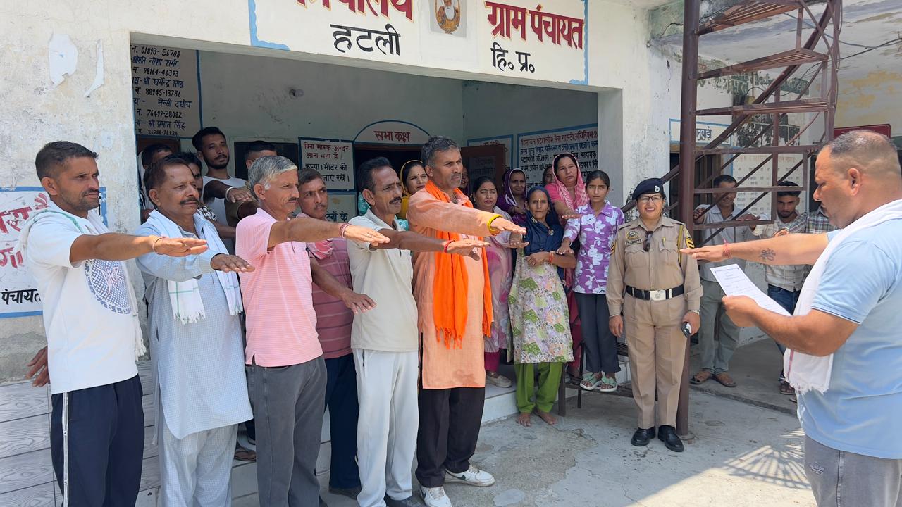 नशे के खिलाफ शपथ दिलाते हुए।