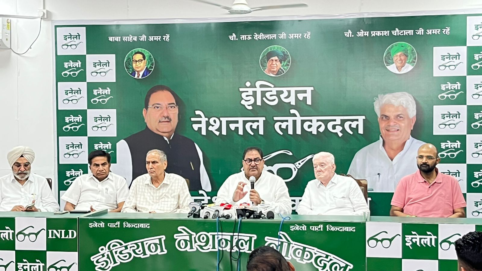 इनेलाे नेता अभय चाैटाला चंडीगढ़ में पत्रकाराें से बातचीत करते हुए