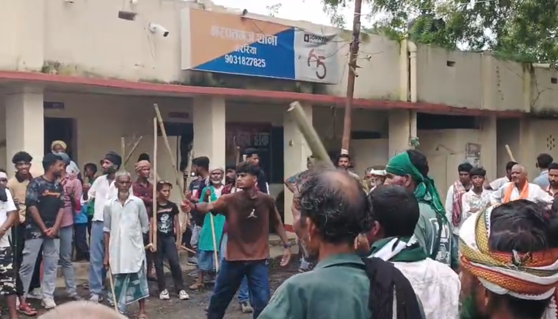 अररिया फोटो:थाना परिसर में लाठी के साथ करतब दिखाते युवक
