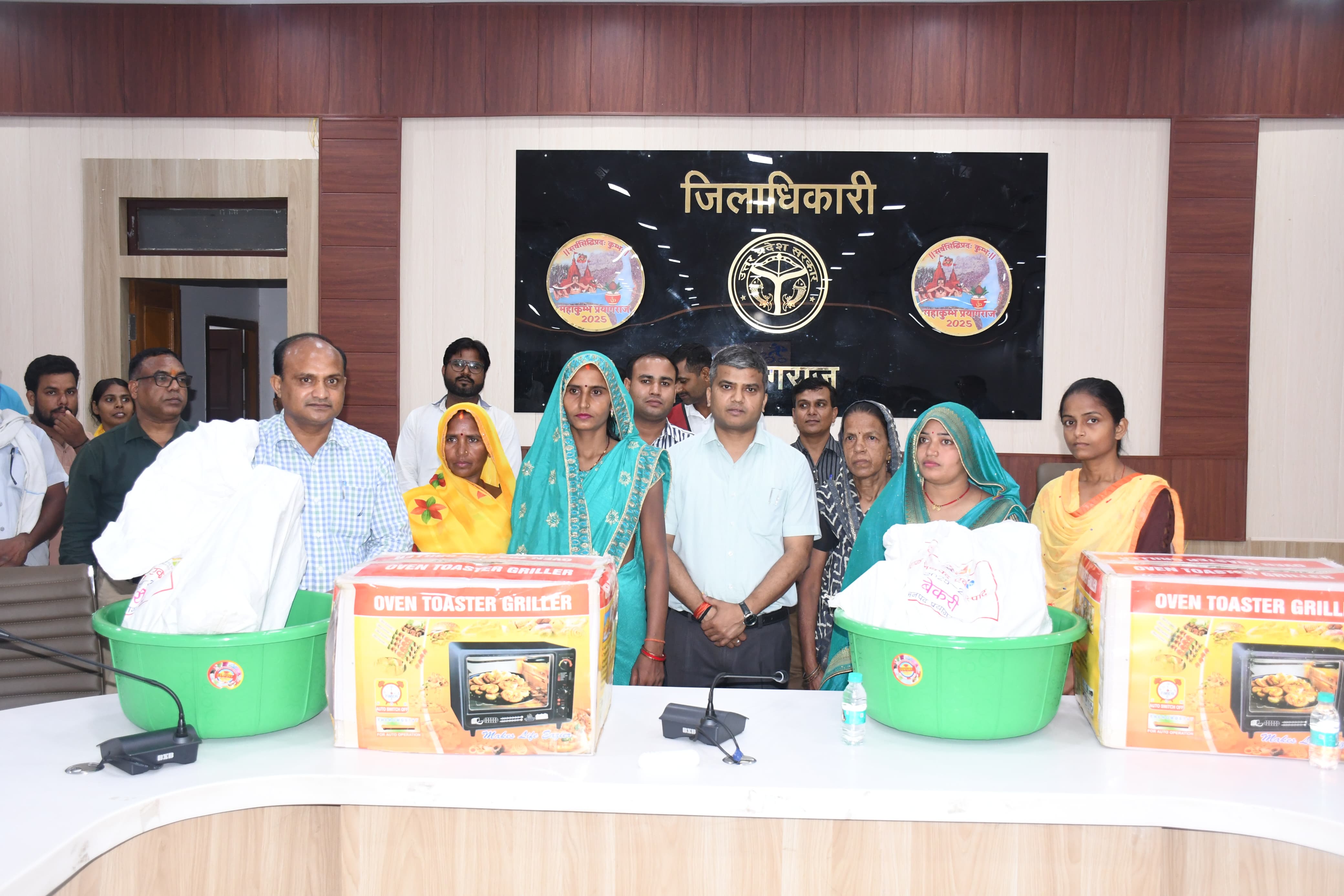 अंतरराष्ट्रीय एमएसएमई दिवस के अवसर पर आयोजित कार्यक्रम में लाभार्थियों को संबोधित करते हुए प्रयागराज के जिलाधिकारी मनीष कुमार वर्मा  का छाया चित्र