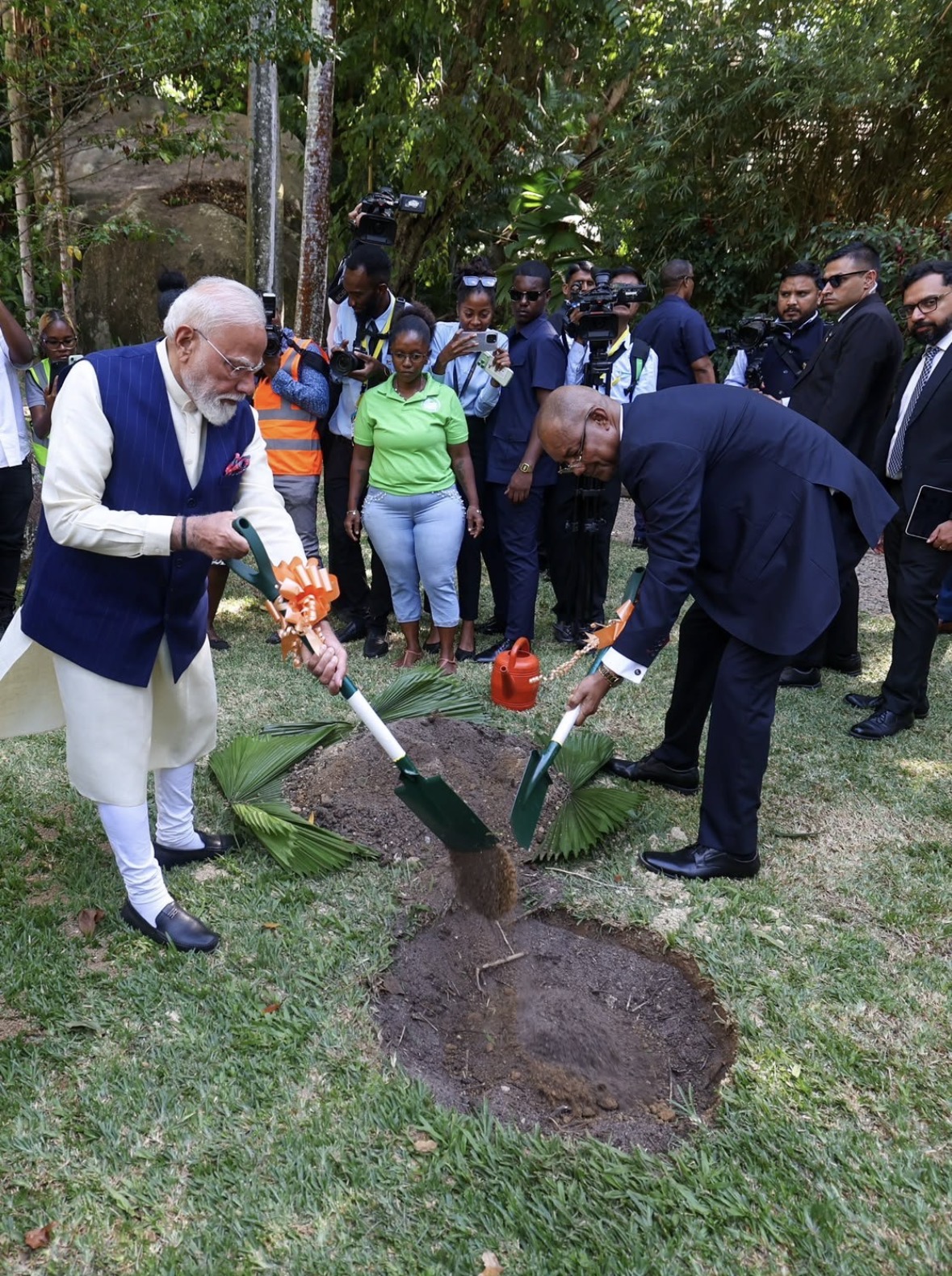 सेशेल्स राष्ट्रीय वनस्पति उद्यान में राष्ट्रपति डॉ. पैट्रिक हर्मिनी के साथ संयुक्त वृक्षारोपण करते प्रधानमंत्री नरेन्द्र मोदी।