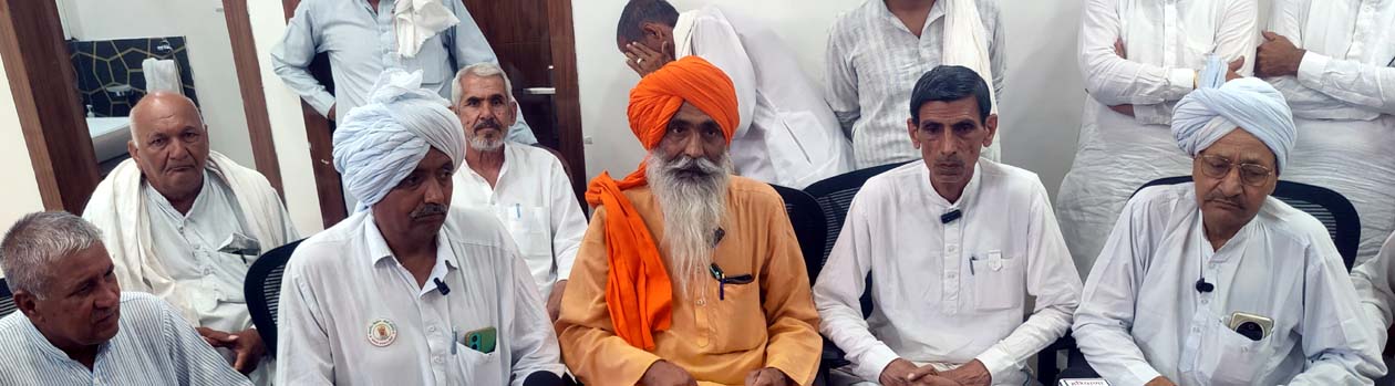 पत्रकार वार्ता को संबोधित करते विभिन्न खापों के प्रधान व प्रतिनिधि।