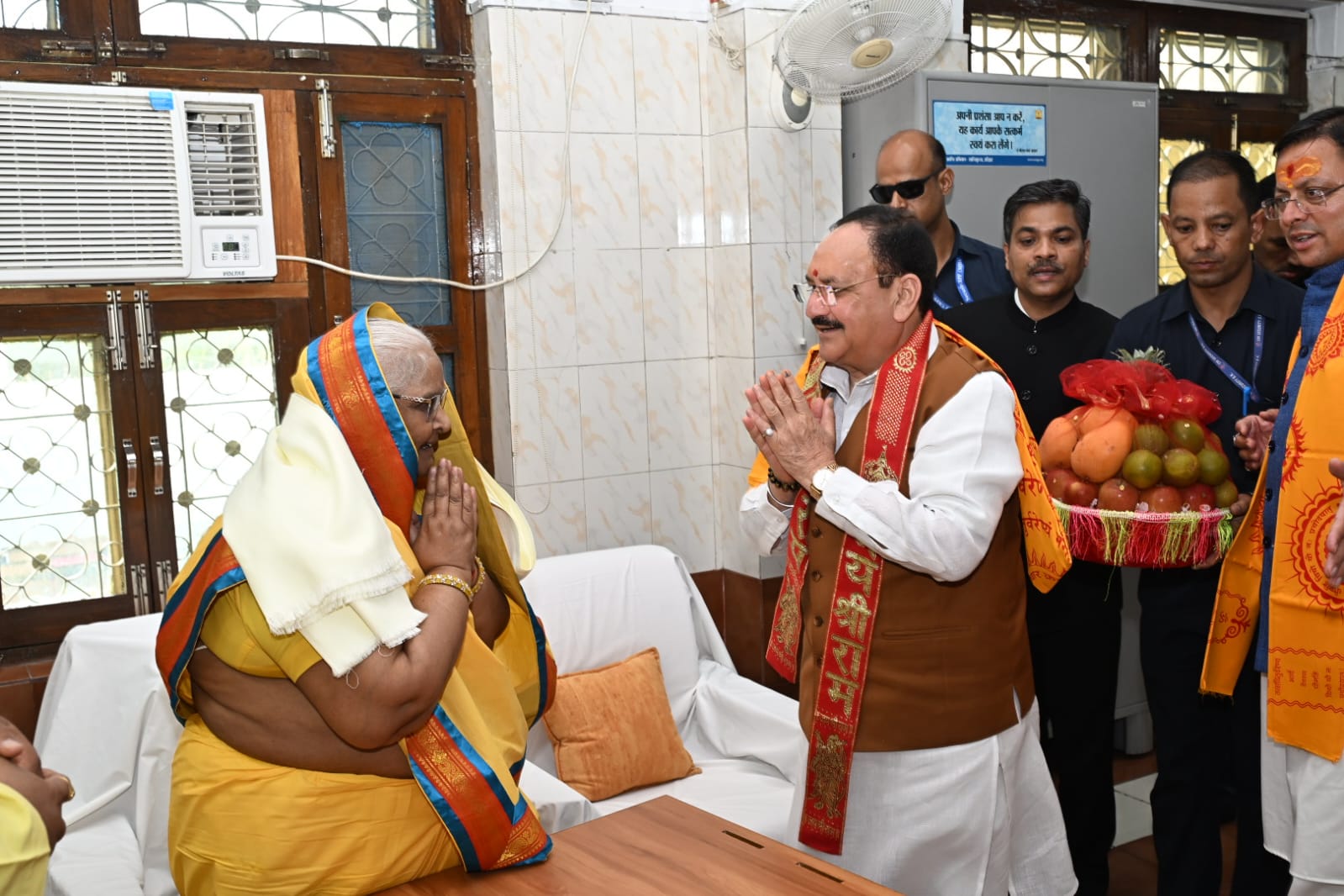 शैल दीदी को सम्मानित करते जेपी नड्डा