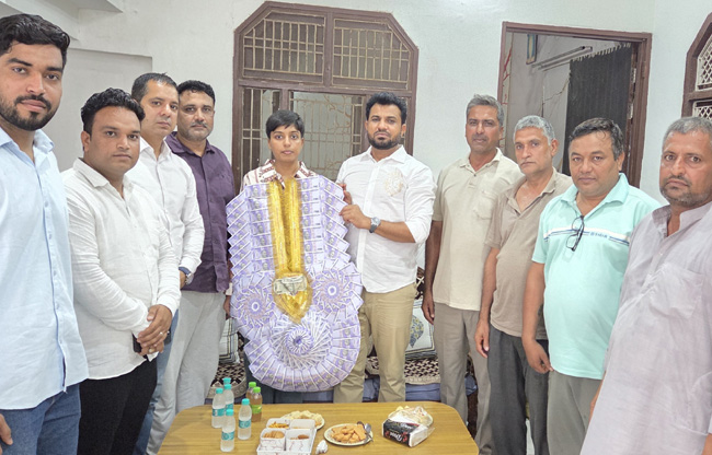 सोनीपत: भारतीय वायुसेना में फ्लाइंग ऑफिसर         बनने पर शिवानी मोर का विधायक देवेंद्र कादियान सम्मान करते हुए