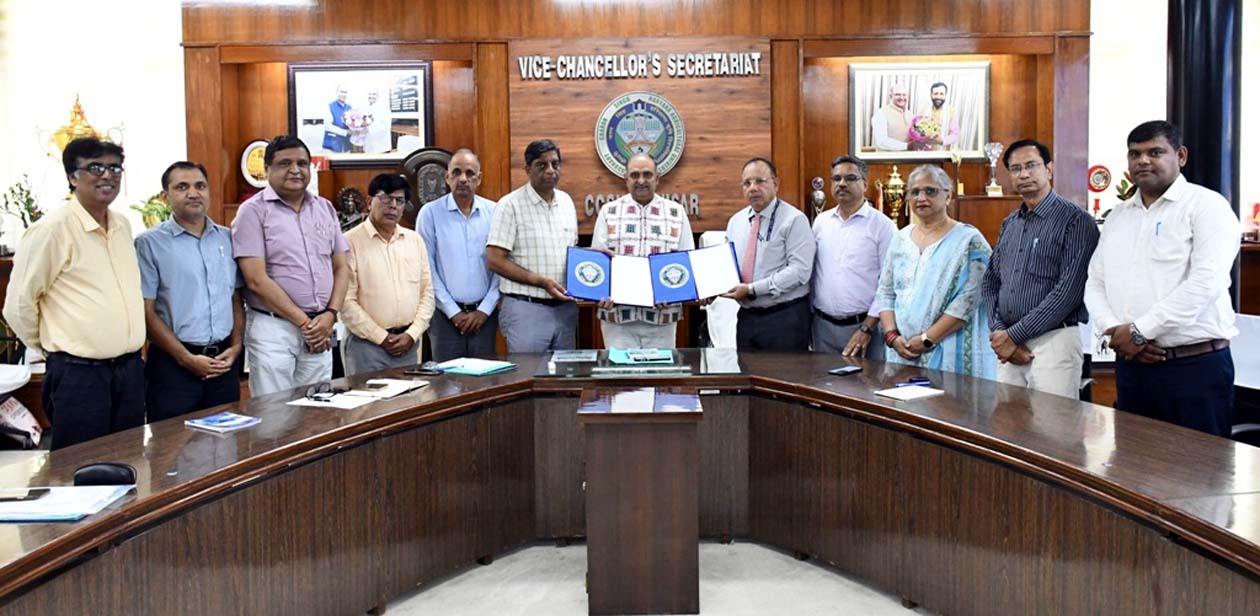 समझौते के दौरान कुलपति एवं अन्य