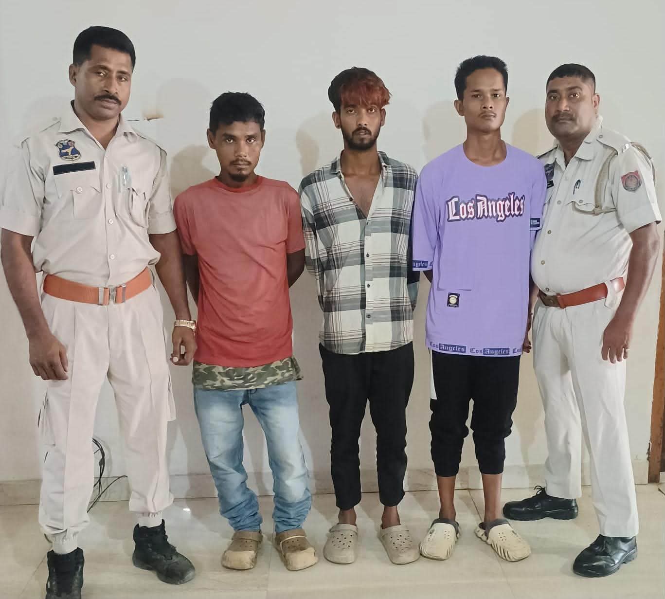 चोरी मामले में तीन गिरफ्तार