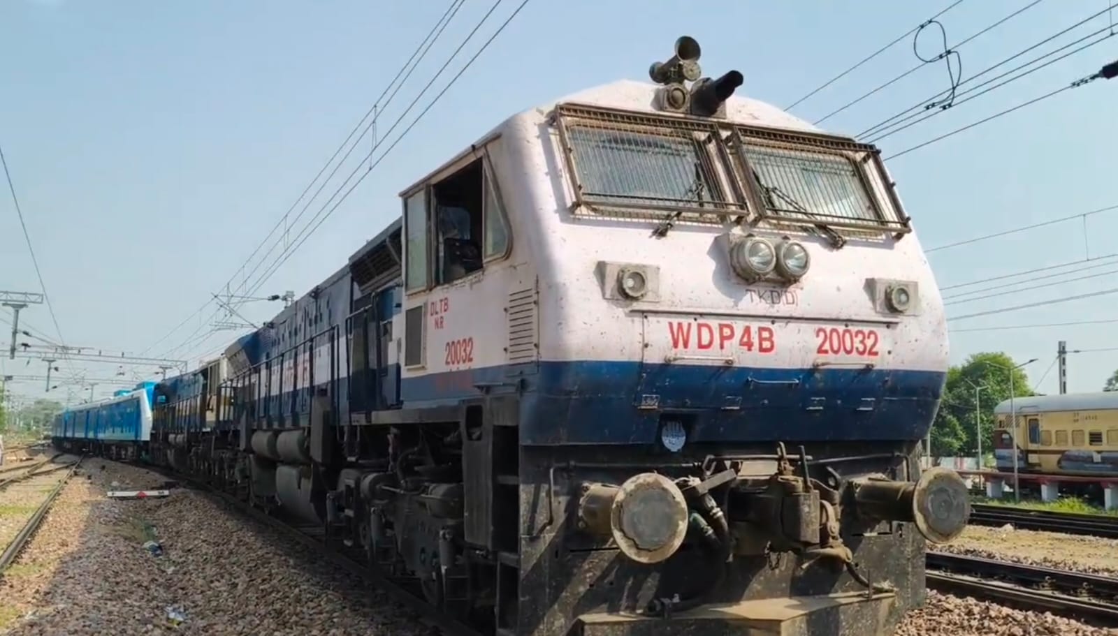 ट्रैक पर मौजूद हाइड्रोजन ट्रेन।