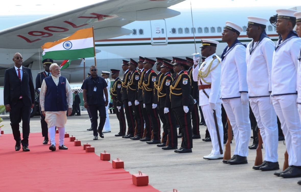 सेशेल्स अंतरराष्ट्रीय हवाई अड्डे पर प्रधानमंत्री नरेन्द्र मोदी का स्वागत करते राष्ट्रपति डॉ. पैट्रिक हर्मिनी।