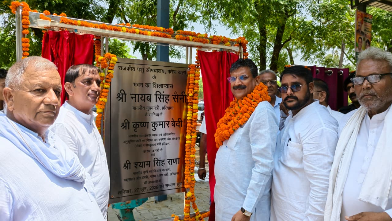 भवन का शिलान्यास करते हुए मंत्री बेदी।