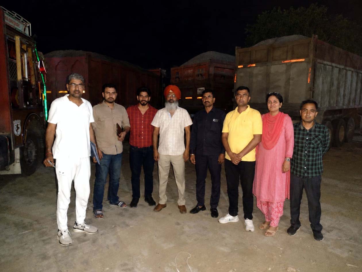चैकिंग अभियान के दौरान सीएम फ्लाइंग टीम।