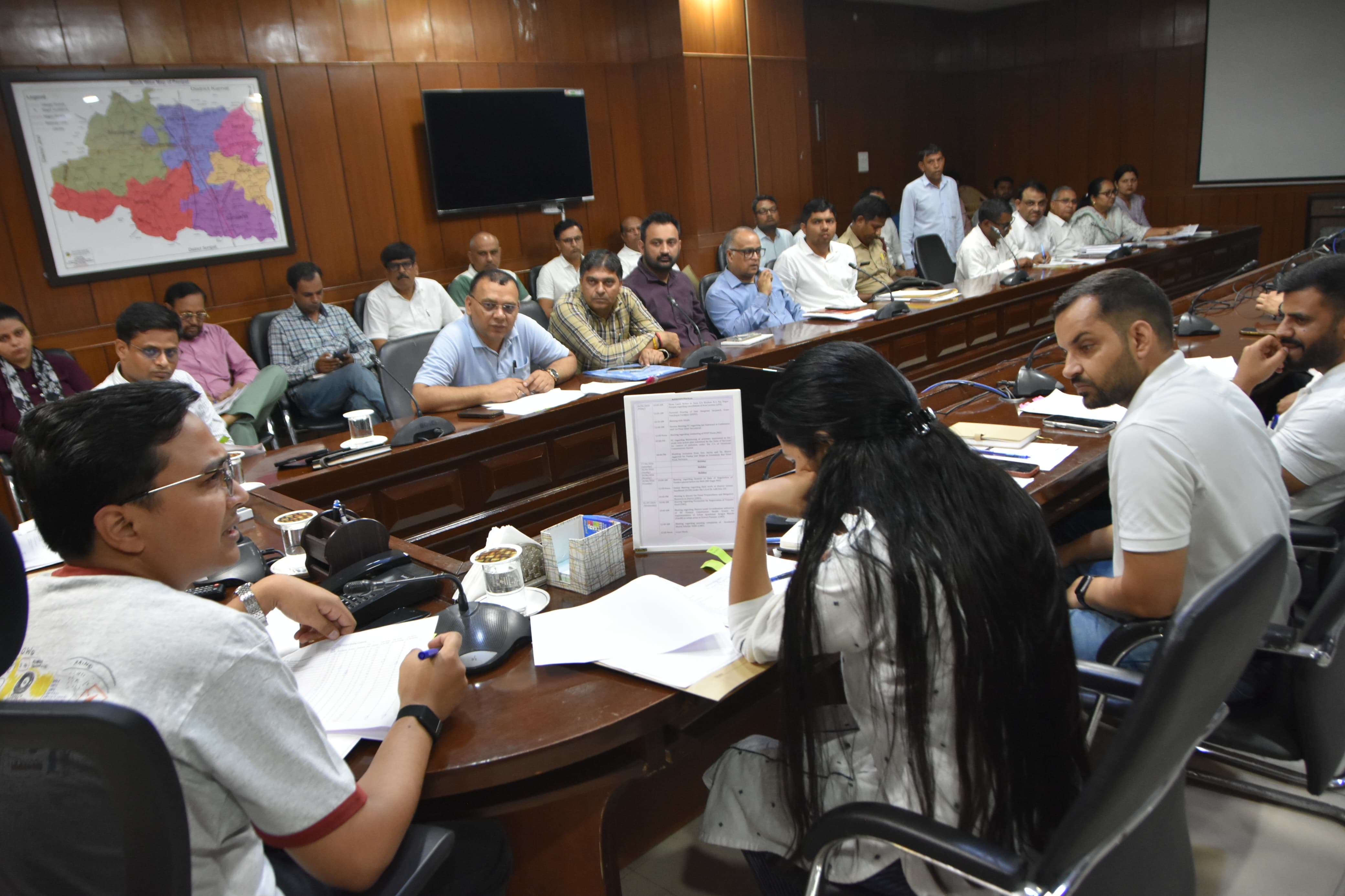 एचटेट की परीक्षा को लेकर अधिकारियों के साथ बैठक करते जिला मजिस्ट्रेट डॉक्टर हरीश कुमार वशिष्ठ