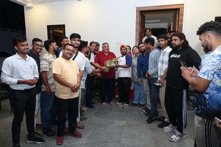 पर्यटन मंत्री राजेश अग्रवाल डिजिटल क्रिएटर्स एवं सोशल मीडिया इन्फ्लूएन्सर्स से आत्मीय संवाद करते हुए