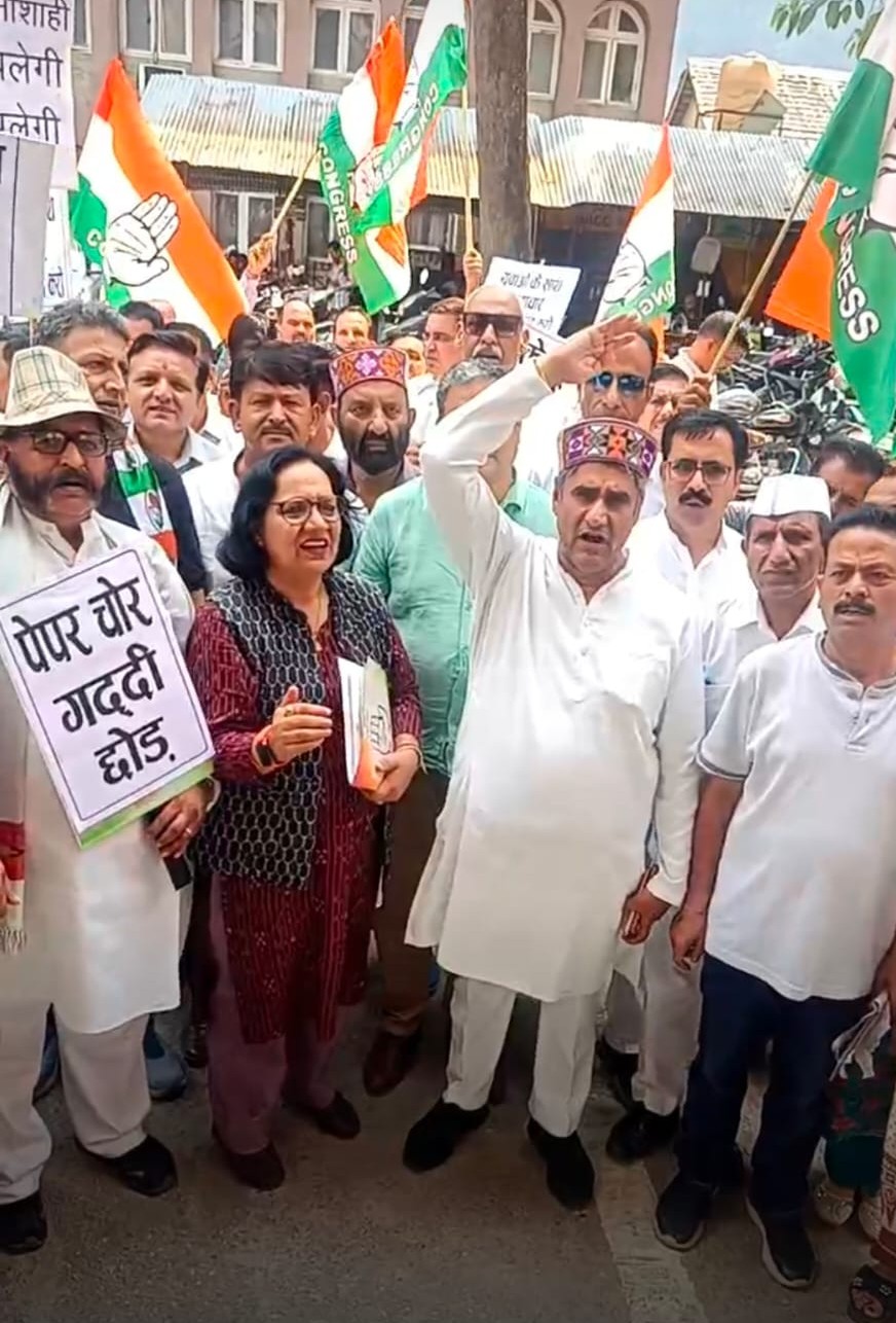 धरना प्रदर्शन करते कांग्रेस कार्यकर्ता।