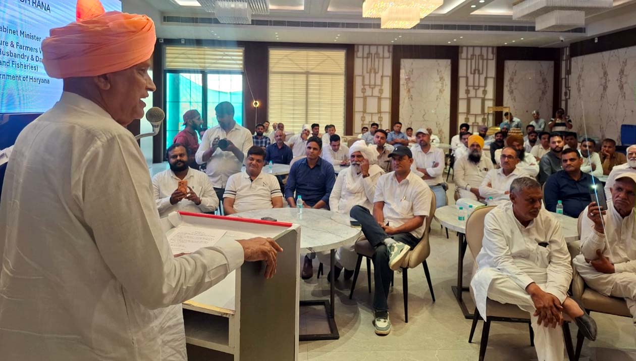 बैठक को संबोधित करते कृषि मंत्री श्याम सिंह राणा।