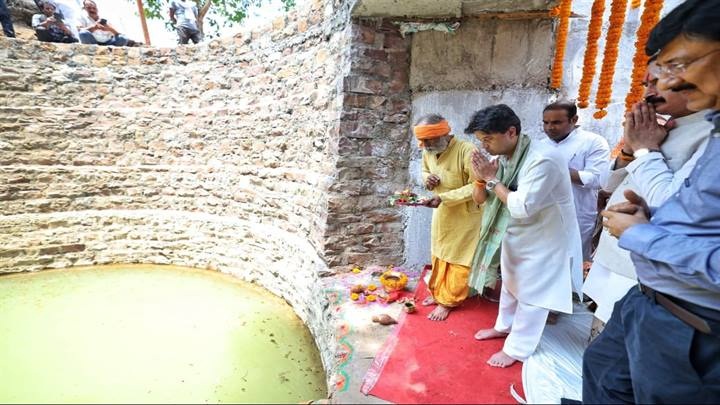 गुना में कूनो उद्गम स्थल पर पूजन करते हुए सिंधिया
