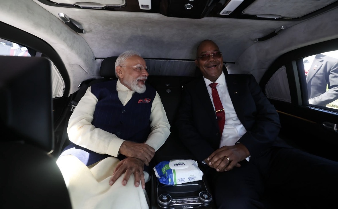 राष्ट्रपति डॉ. पैट्रिक हर्मिनी के साथ एक ही वाहन में राष्ट्रीय वनस्पति उद्यान के लिए रवाना होते प्रधानमंत्री नरेन्द्र मोदी।