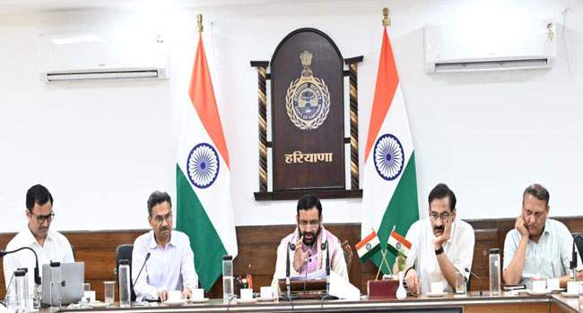 हरियाणा के मुख्यमंत्री अधिकारियों की बैठक को संबोधित करते हुए