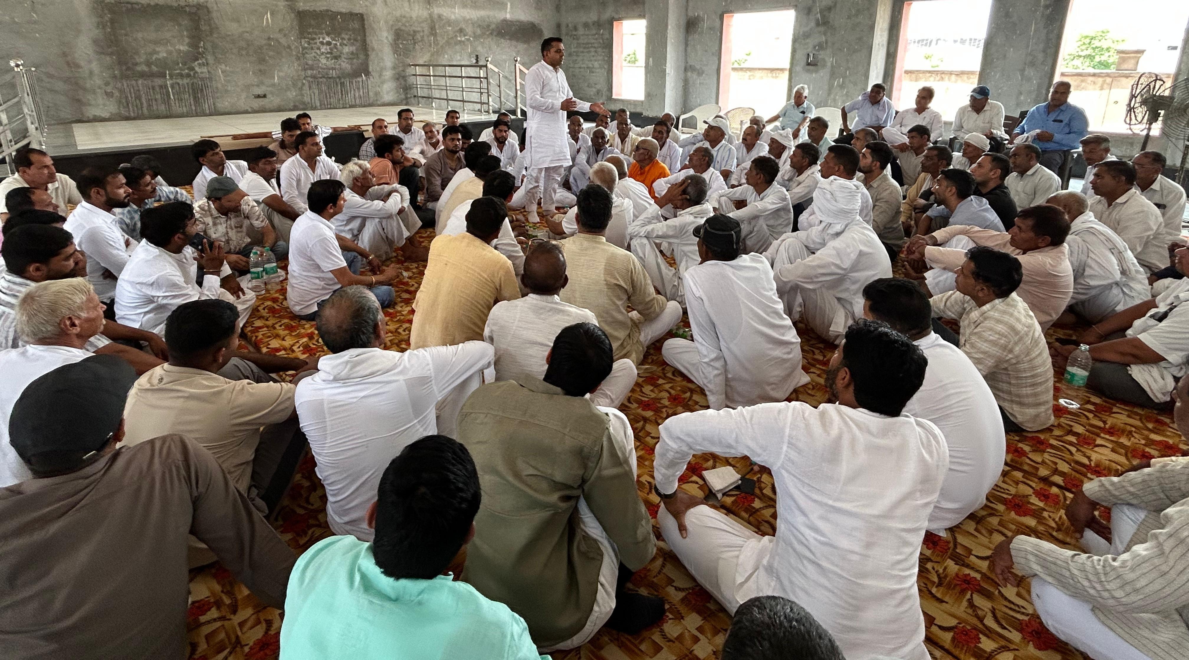 यादव धर्मशाला में आयोजित बैठक को संबोधित करते वक्ता।
