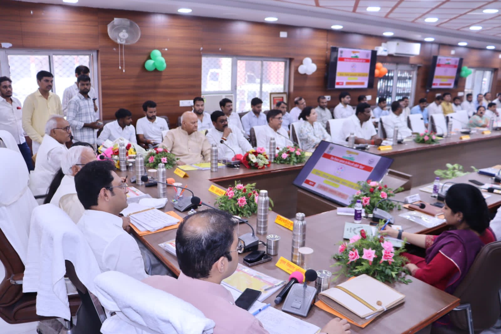 दिशा की बैठक में उपस्थित जनप्रतिनिधि और अधिकारी लोग