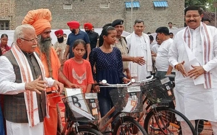 पानीपत के गांनौनौल्था  में स्कूली बच्चियों को साइकिल वितरित करते केंद्रीय मंत्री मनोहर लाल