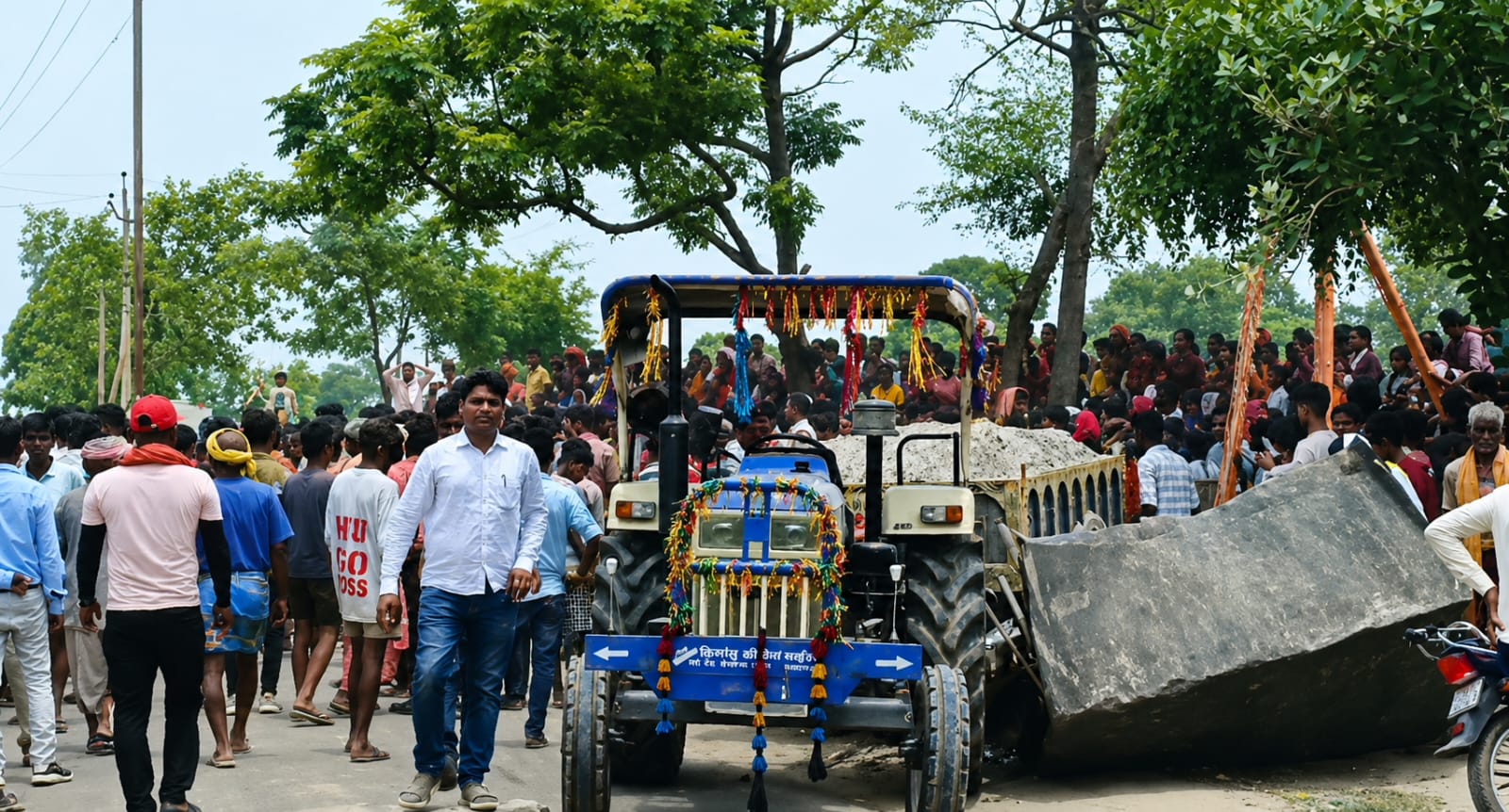 प्रदर्शन करते ग्रामीण