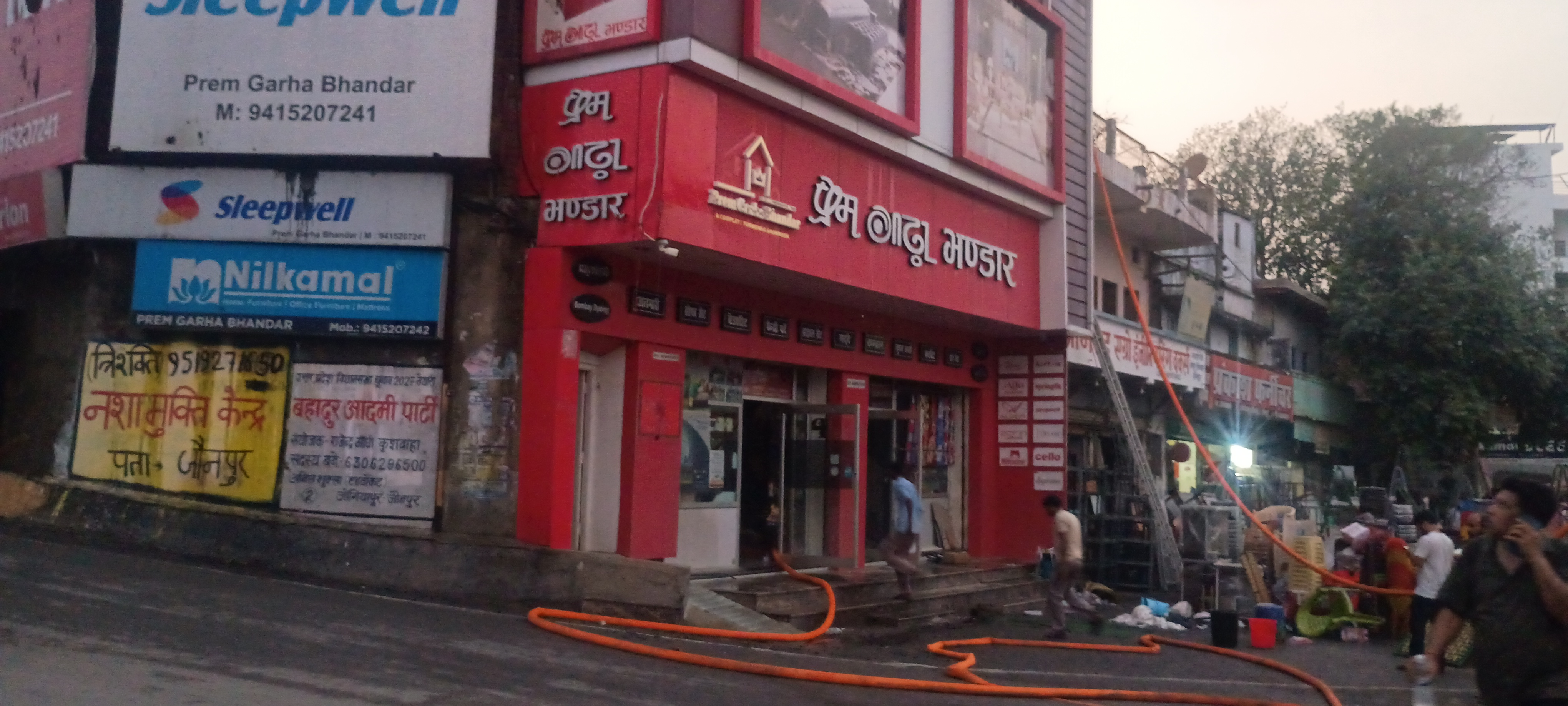 मौके पर पहुंची पुलिस और फायर ब्रिडेग की टीम आग बुझाते हुए