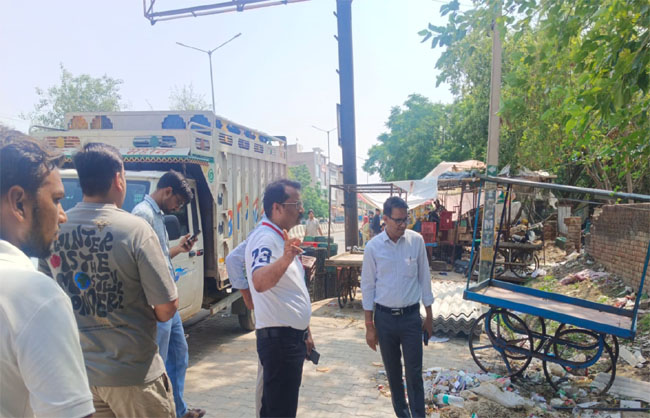 जल निकासी का निरीक्षण करते आरटीए सचिव मनोज कुमार।