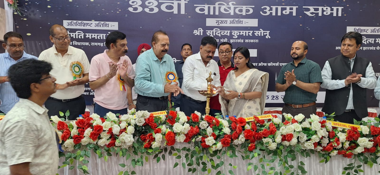 उद्घाटन करते अतिथि