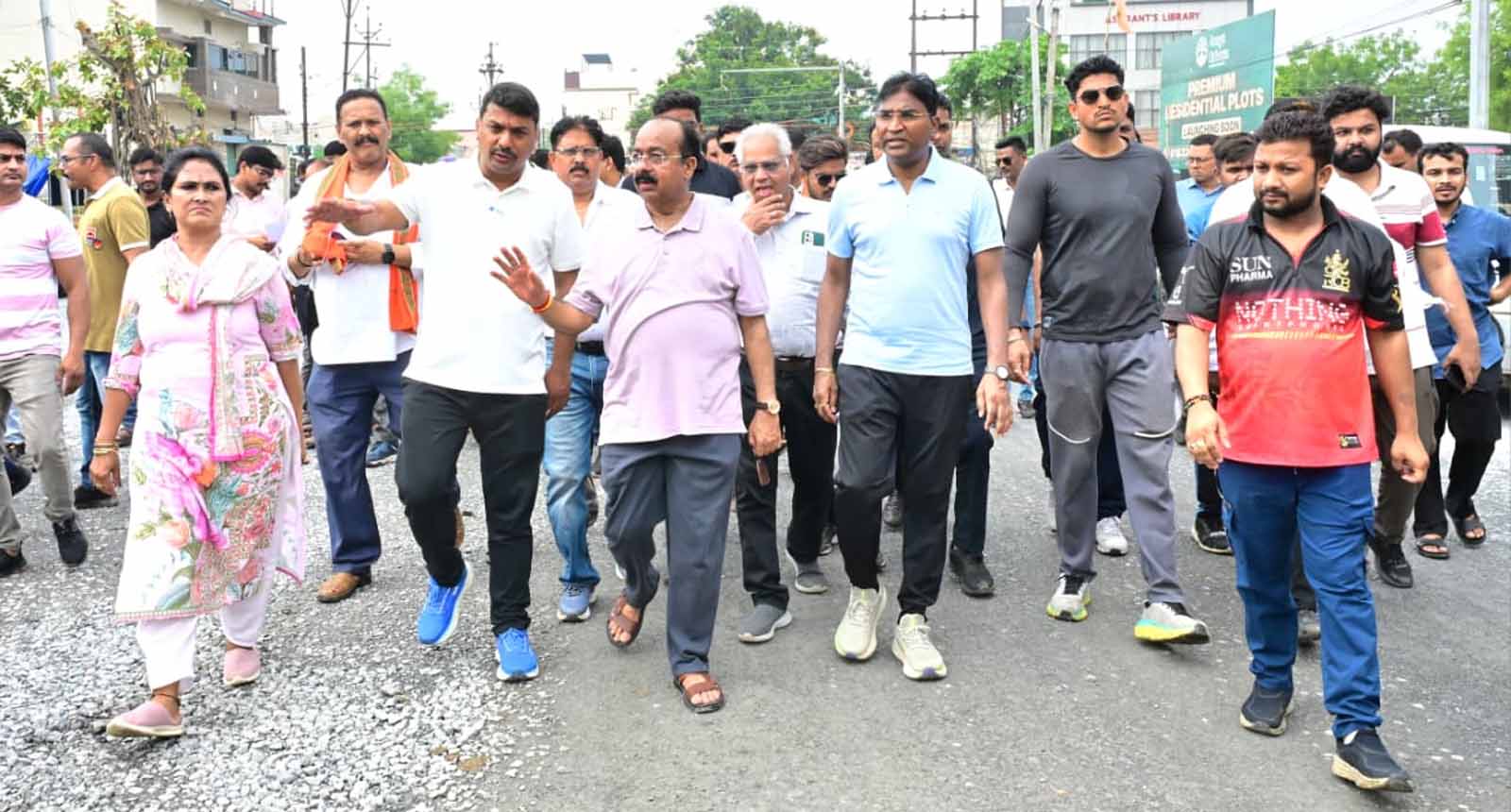 उप मुख्यमंत्री अरुण साव बिलासपुर नगर निगम क्षेत्र का निरीक्षण करते हुए
