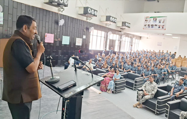 सोनीपत: हरियाणा खेल विश्वविद्यालय के कुलपति  अशोक कुमार ने कैडेटों को संबोधित करते हुए