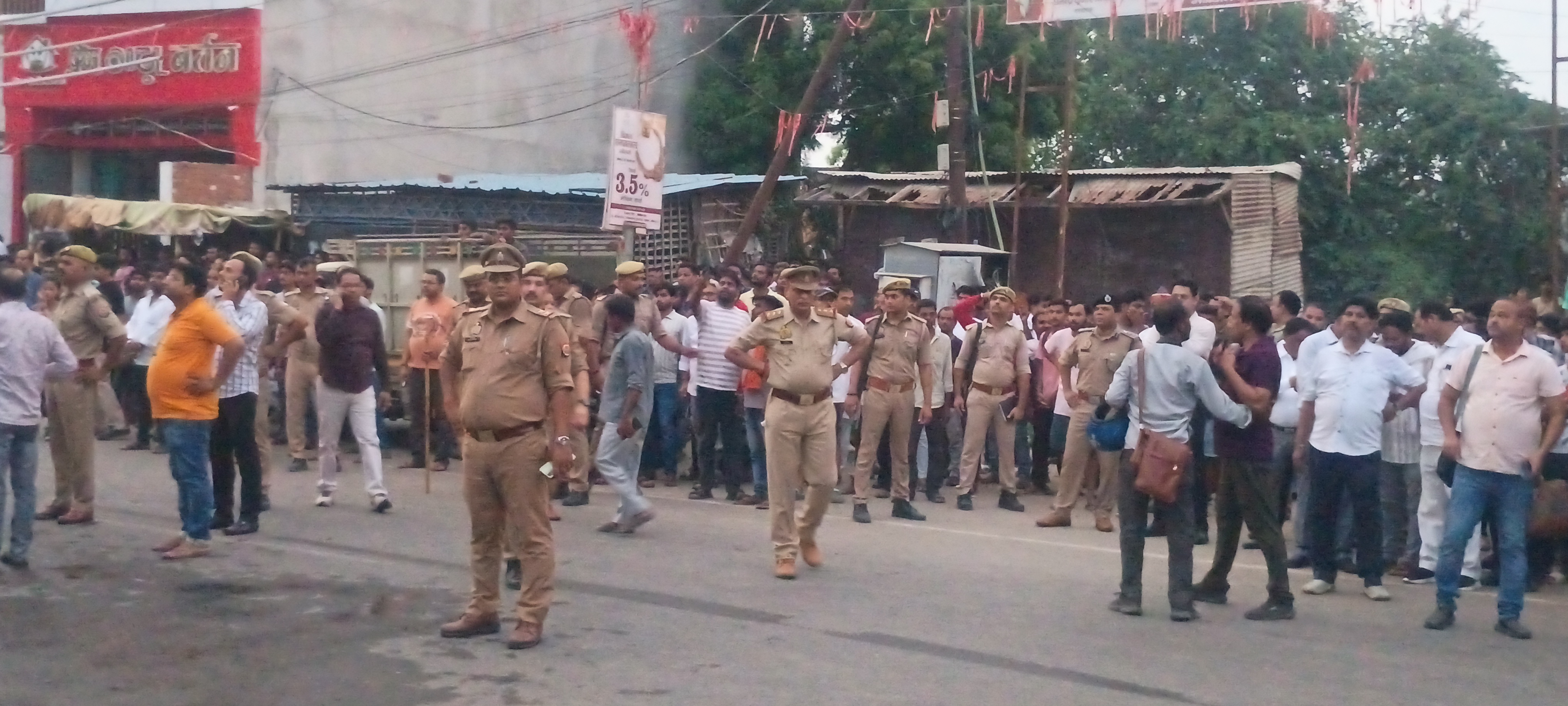घटना स्थल पर पहुंची पुलिस जांच पड़ताल करते हुए