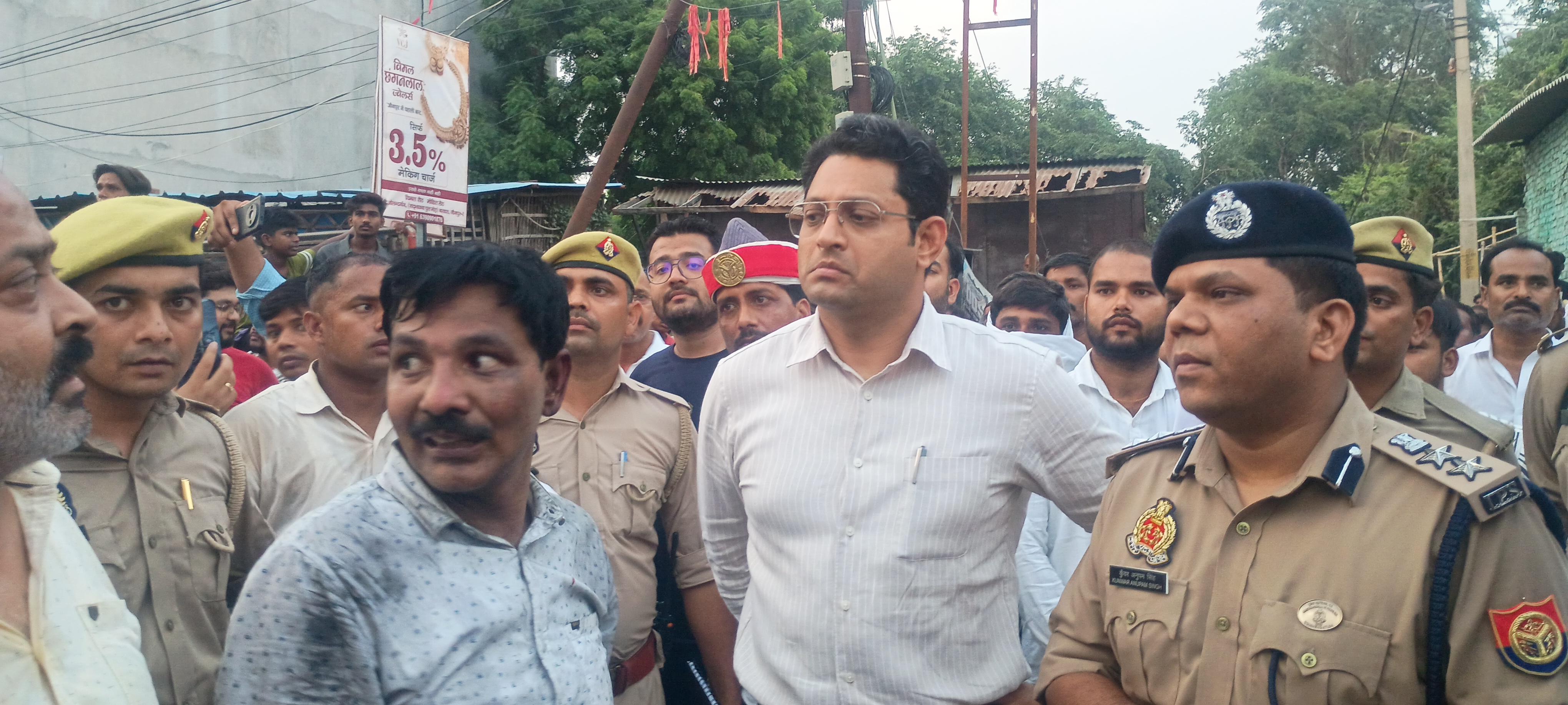 घटना स्थल पर मौजूद जिलाधिकारी सैमुअल पाल एन और  पुलिस अधीक्षक कुंवर अनुपम सिंह