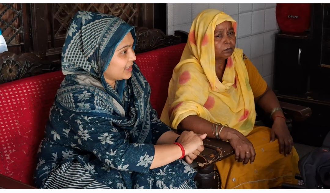शहीद दिनश कुमार शर्मा की पत्नी सीमा व उनकी मां