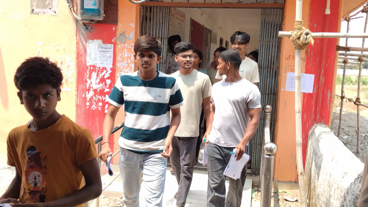 बीसीएस पीजी कालेज केंद्र से परीक्षा देकर बाहर निकलते अभ्यर्थी।
