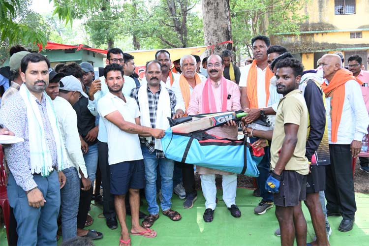 उप मुख्यमंत्री अरुण साव जनचौपाल में ग्रामीणों से सीधे संवाद करते हुए