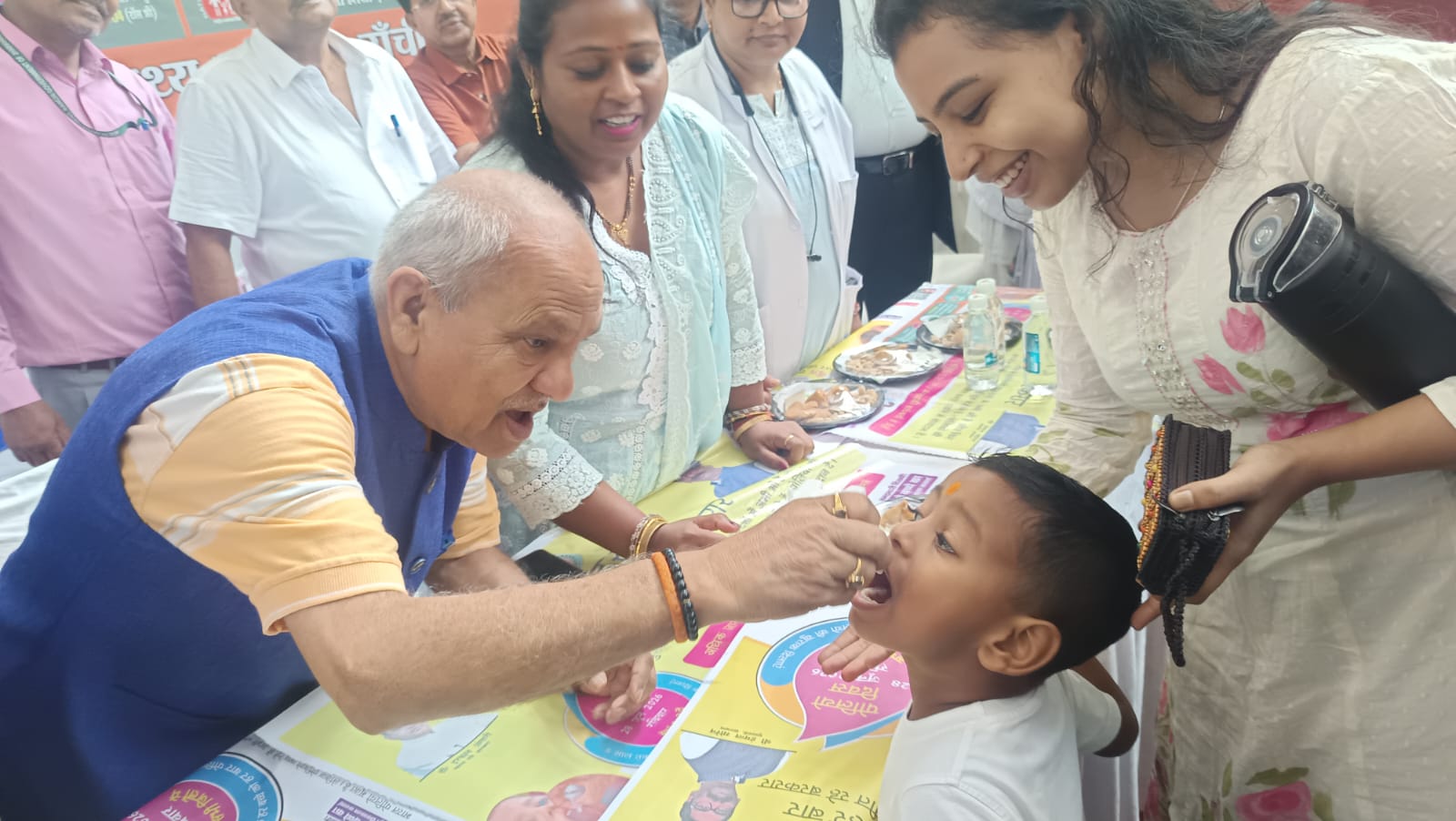 विधायक पोलियो ड्राप पिलाते हुए