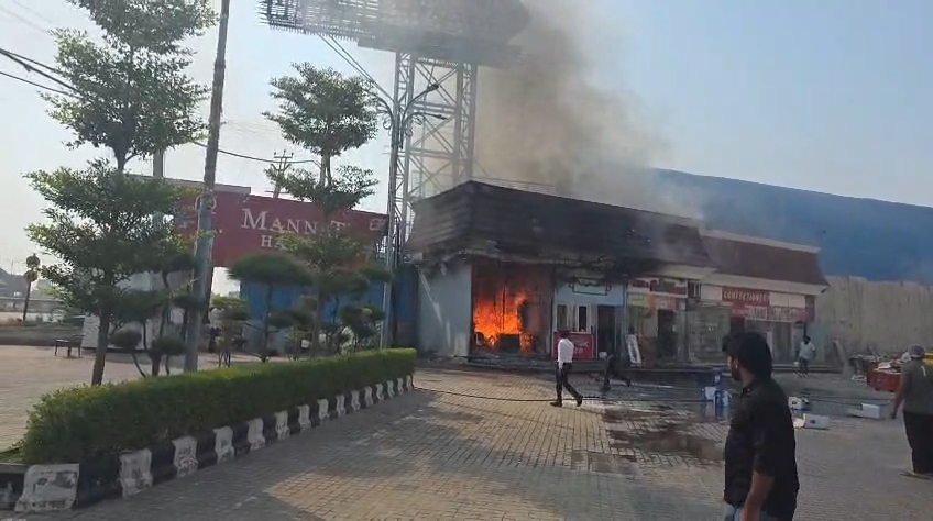 फोटो कैप्शनः 28 आरटीकेः 1 खरावड़ बाइपास स्थित दुकानों में लगी आग।