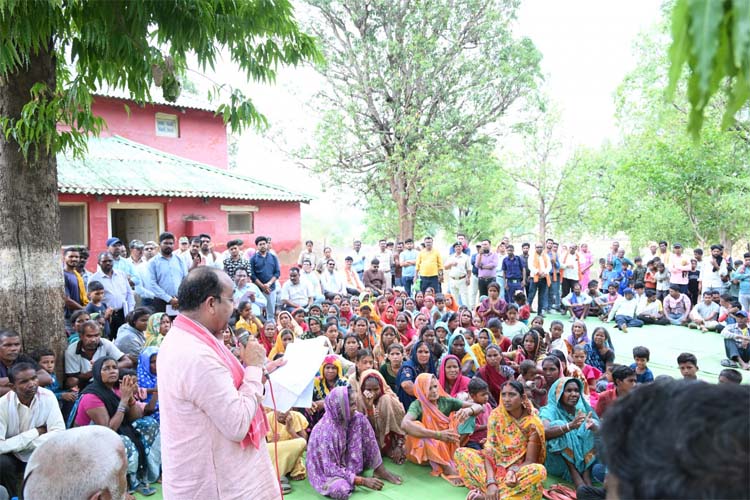 उप मुख्यमंत्री अरुण साव जनचौपाल में ग्रामीणों से सीधे संवाद करते हुए