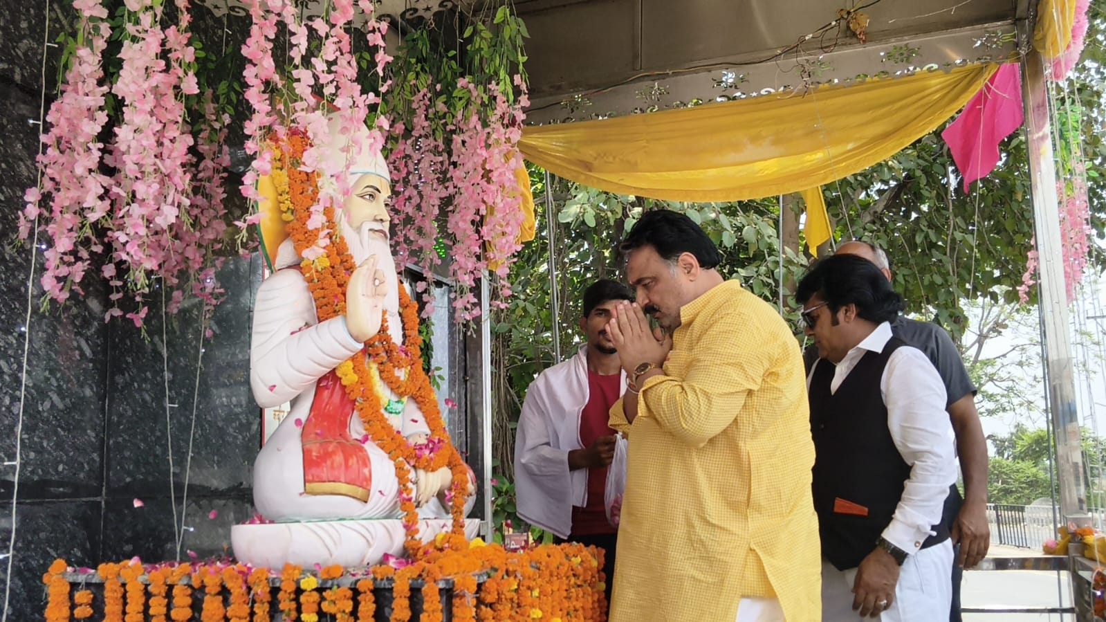 संत कबीर जी को नमन करते हुए डिप्टी स्पीकर डा. कृष्ण मिड्ढा।