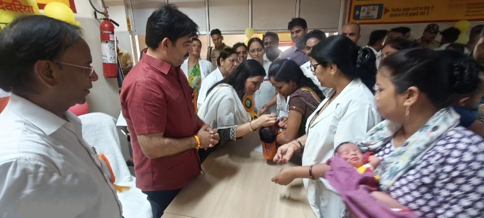 फोटो  प्रचार्य मेडिकल कालेज पोलियो की खुराक बच्चे को पिलाते हुए।