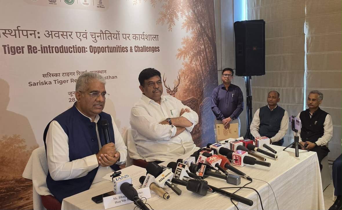 अलवर प्रेस वार्ता में मौजूद केंद्रीय मंत्री व राज्य मंत्री।