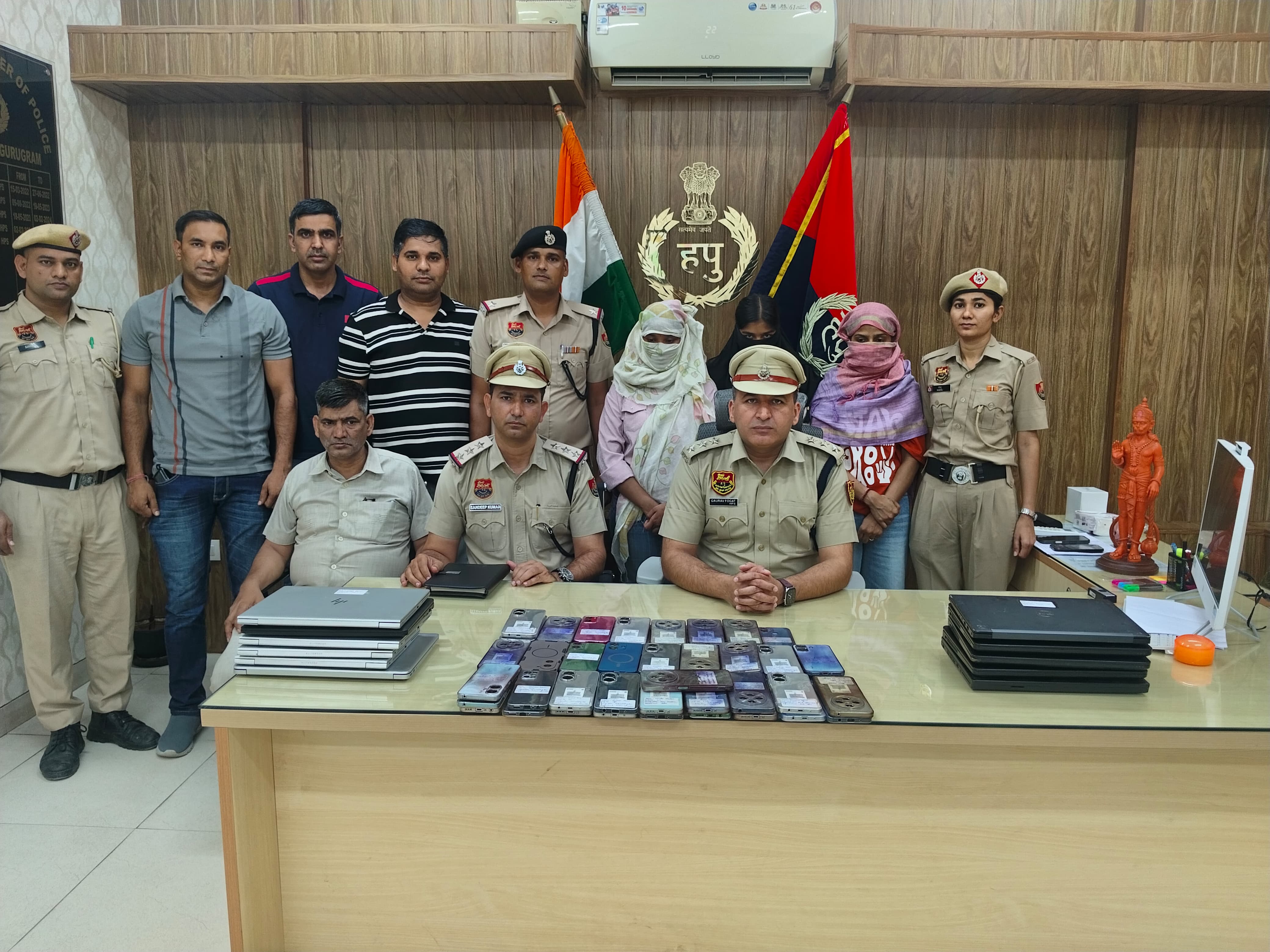 पुलिस की गिरफ्त में वजन घटाने के फर्जी कॉल सेंटर की महिलाएं।