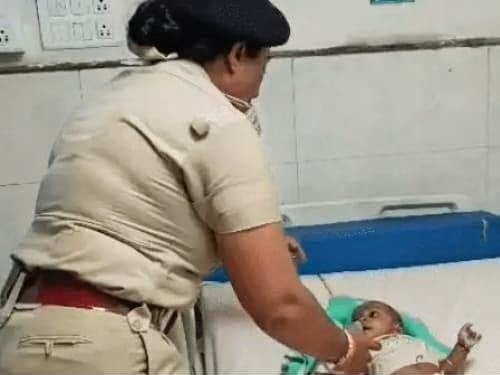 रेल के डब्बे में मिला 6 मा का लावारिस बच्चे को दूध पिलाती जीआरपी पुलिस