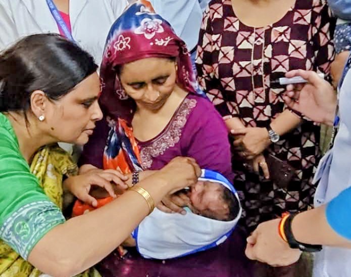 पानीपत के सिविल अस्पताल में शिशु को पोलियो की ड्रॉप पिलाती भाजपा प्रदेश अध्यक्ष डॉ अर्चना गुप्ता