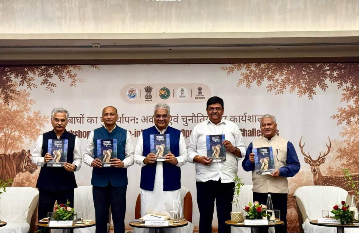 अलवर. पॉटर विमोचन करते केंद्रीय मंत्री व अन्य।