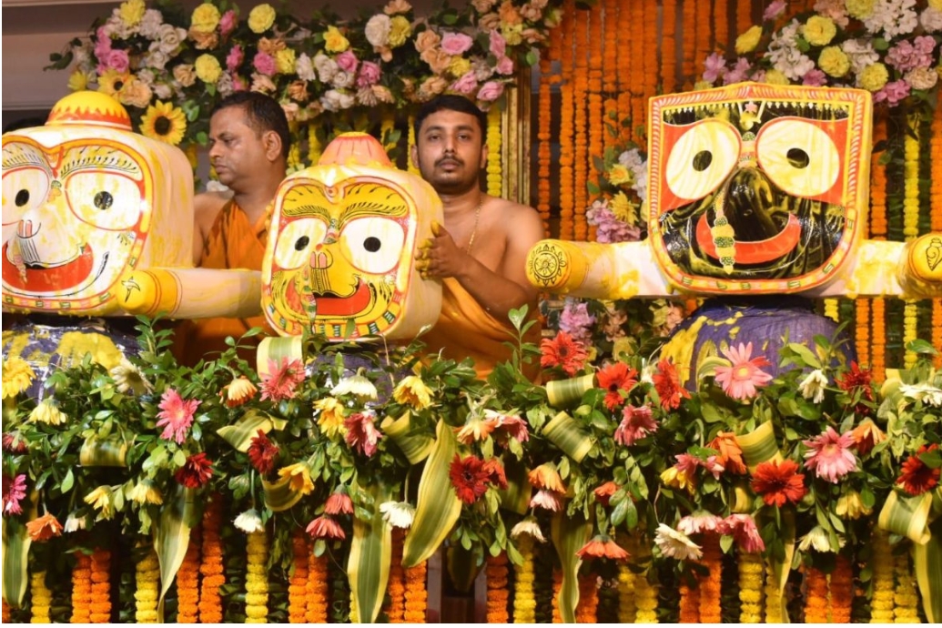 भगवान जगन्नाथ, उनके बड़े भाई बलभद्र और बहन सुभद्रा का वैदिक मंत्रोच्चार के साथ स्नान कराते पंडित