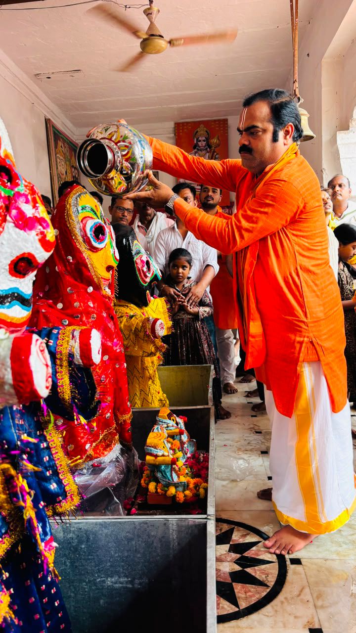 भगवान जगरनाथ जी बलराम जी और बहन सुभद्रा को स्नान करवाते हुए पंडित रजनी कांत द्विवेदी