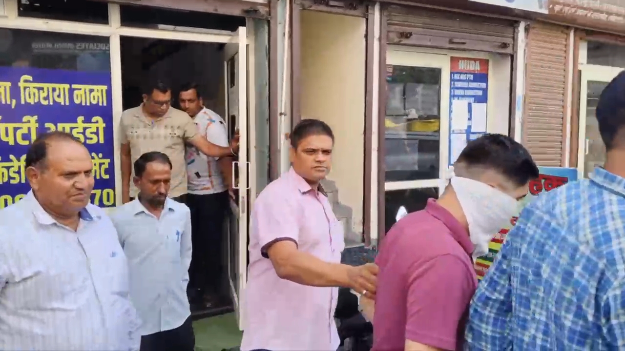 एंटी करप्शन ब्यूरो की टीम की गिरफ्त में रिश्वतखोरी का आरोपी अटल सेवा केंद्र संचालक