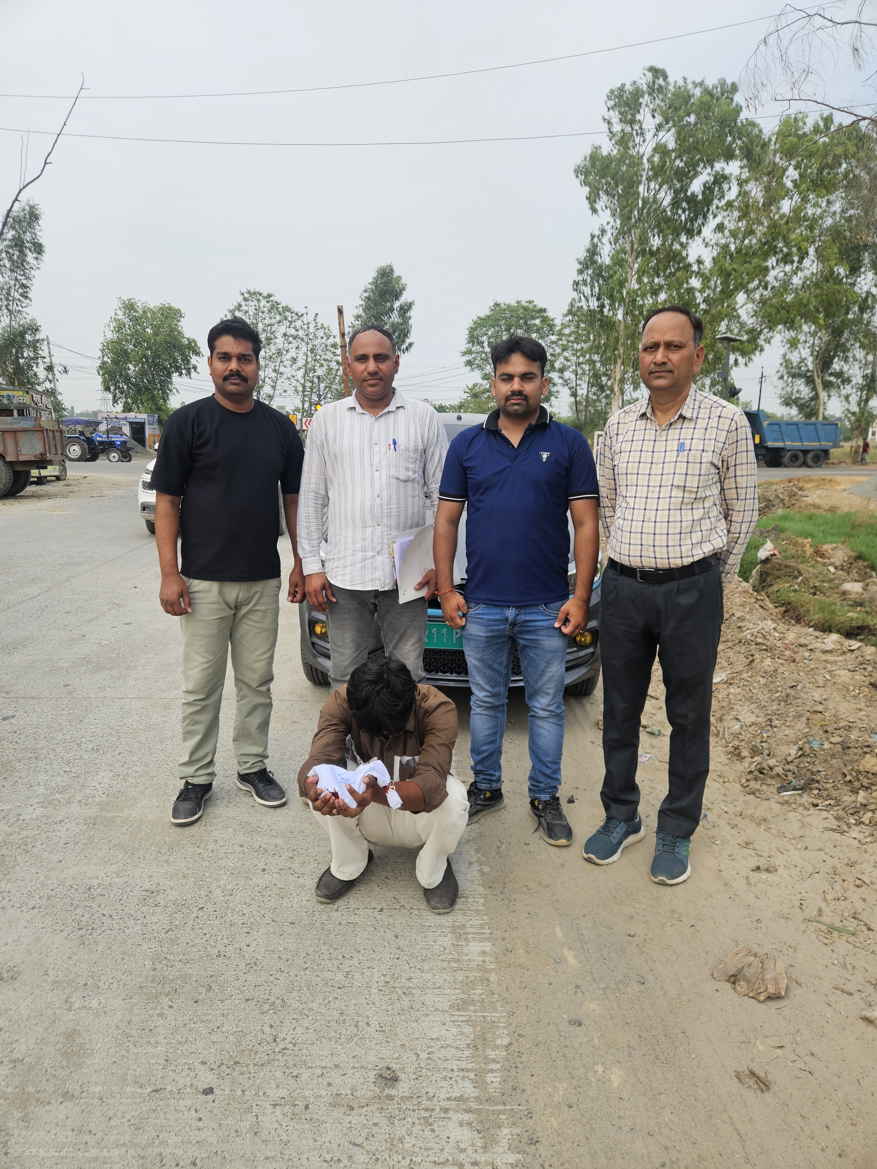 पुलिस गिरफ्त में नशा तस्कर।